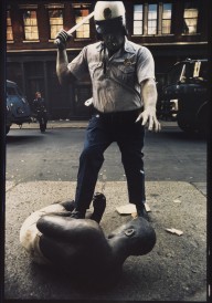Guido Mangold-Duane Hansons Figurengruppe Policeman and Rioter aus dem Jahr 1967. 1970.