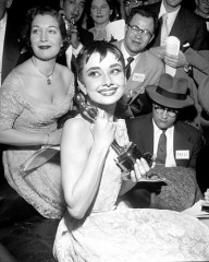 25729448 audrey-hepburn-holds-her-academy-award-new-york-daily-news-archive