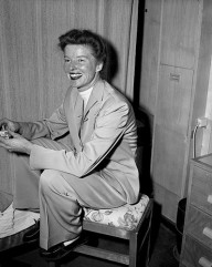 25825085 katherine-hepburn-settles-into-her-room-new-york-daily-news-archive