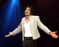 25727735 michael-jackson-performs-onstage-during-new-york-daily-news-archive