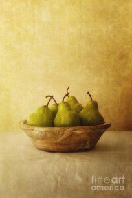 2582365_Pears_In_A_Wooden_Bowl